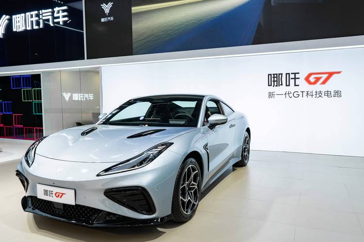 深圳221哪吒汽车在智能汽车领域的表现，领途汽车在新能源汽车市场中的影响力